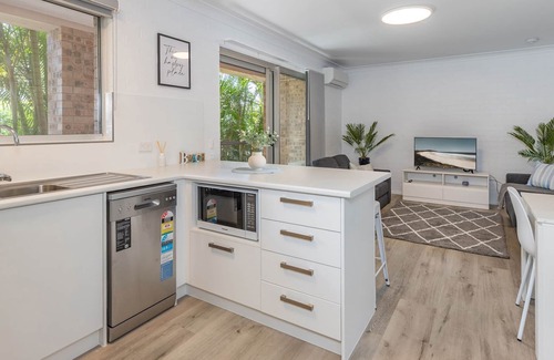 Boomerang Beach Apartment | Just Beachy - freshly renovated apartment minutes walk from the beach!