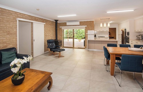 Abbey House | Just Beachy- Large yard, BBQ, WIFI