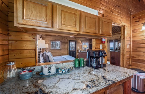 Mentone Cabin | Just Bluffin’ at Mentone-Hot tub for two w/brow views!