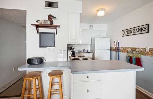 Duck Condo | Just Duck Inn - Bright, Cheerful, 2BR/2BA Semi-Oceanfront condo in Duck, Sleeps 4-7