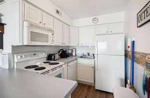 Duck Condo | Just Duck Inn - Bright, Cheerful, 2BR/2BA Semi-Oceanfront condo in Duck, Sleeps 4-7