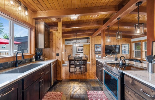 McCall House | Just for Fun - Hot Tub - Air Conditioning - Near Downtown