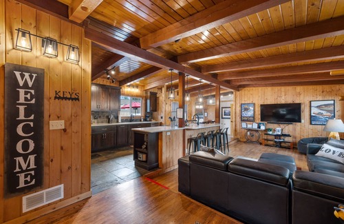McCall House | Just for Fun - Hot Tub - Air Conditioning - Near Downtown