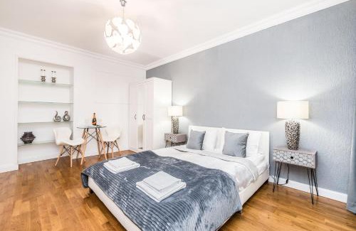 Wroclaw Old Town Apartment | Just In Rynek Garncarskie 10 with bonus separate office TV room