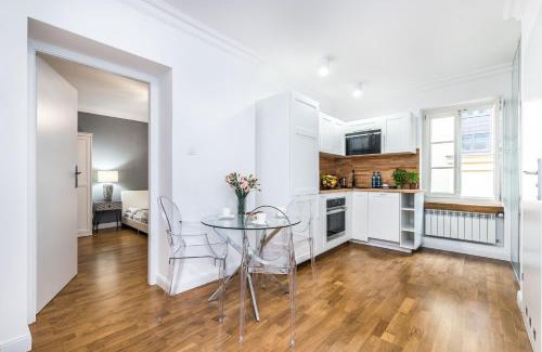 Wroclaw Old Town Apartment | Just In Rynek Garncarskie 10 with bonus separate office TV room