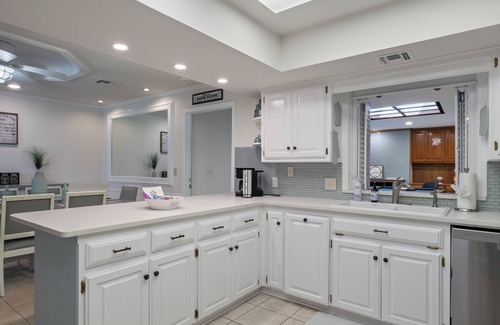 Moore House | Just Like Home #15: Centrally Located 5bd, 4ba, Pool, Hot Tub, Billiards, Grill