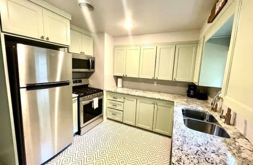 Bentonville - Fayetteville House | Just like HOME! Comfy KING bed, REMODELED! CLEAN!