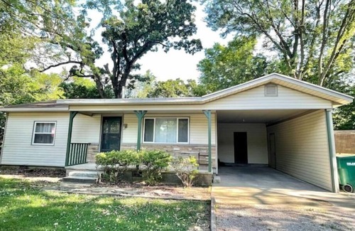 Bentonville - Fayetteville House | Just like HOME! Comfy KING bed, REMODELED! CLEAN!