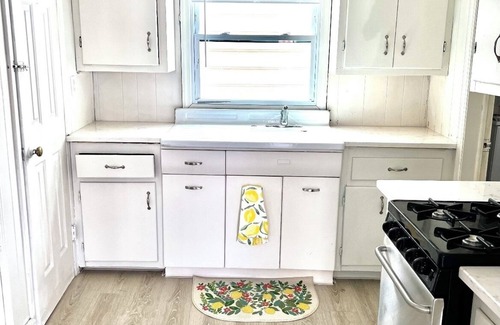 Ocean Grove Apartment | Just listed! Bright and breezy Ocean Grove 1 bedroom unit! Summer availability!