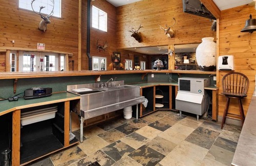 Dunchurch House | Just North of Muskoka. Enjoy a Hallmark Muskoka Experience at UBER LUXE RETREAT