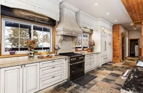 Dunchurch House | Just North of Muskoka. Enjoy a Hallmark Muskoka Experience at UBER LUXE RETREAT