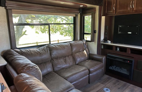 Roseburg House | Just off I-5, RV available on a secluded lot. Close to town.