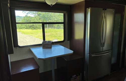 Roseburg House | Just off I-5, RV available on a secluded lot. Close to town.