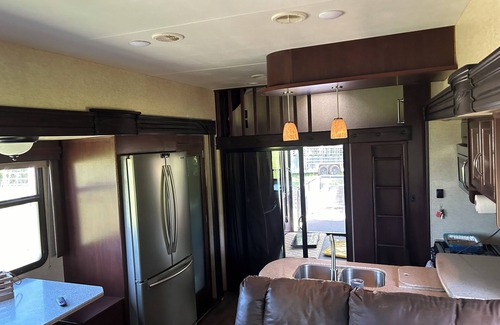 Roseburg House | Just off I-5, RV available on a secluded lot. Close to town.