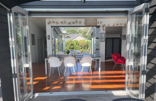 Tryphena House | Just ONE Minute TO Medlands Beach