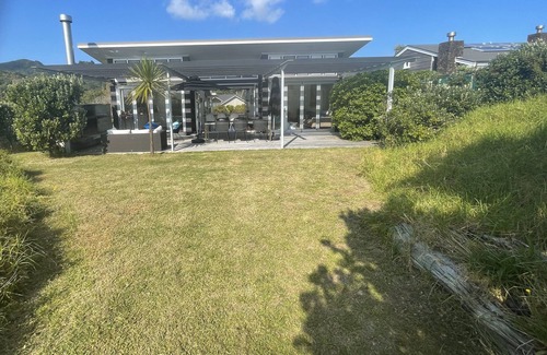 Tryphena House | Just ONE Minute TO Medlands Beach