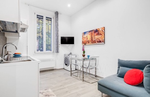 Bolognina Apartment | Just outside the center it is in a quiet and convenient position even for those who reach Bologna by car.The apartment is on the raised ground floor without a lift.About 30 square meters large on one floor. There are 3 windows that all overlook the inter