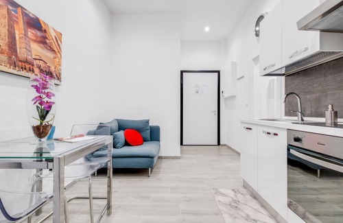 Bolognina Apartment | Just outside the center it is in a quiet and convenient position even for those who reach Bologna by car.The apartment is on the raised ground floor without a lift.About 30 square meters large on one floor. There are 3 windows that all overlook the inter