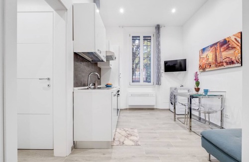 Bolognina Apartment | Just outside the center it is in a quiet and convenient position even for those who reach Bologna by car.The apartment is on the raised ground floor without a lift.About 30 square meters large on one floor. There are 3 windows that all overlook the inter