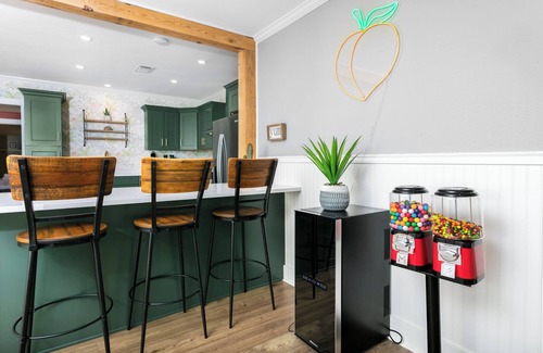 Fredericksburg House | Just Peachy | 3/2, Grill, Hot Tub, Full Kitchen, 4 Blocks to Main