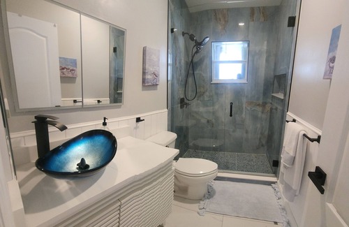 San Carlos Park House | Just Remodeled- Luxury kitchen & bathrooms w river on the back - kids love it.