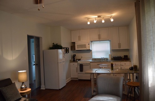 Lakeland Cottage | Just steps from Florida Southern College and Lake Morton