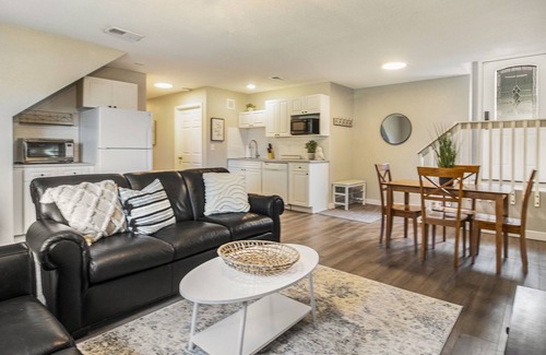Castle Rock House | Just Steps to the Rock Hike! Bright Modern Suite