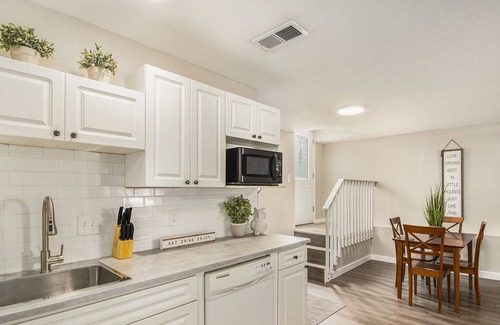 Castle Rock House | Just Steps to the Rock Hike! Bright Modern Suite