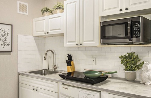 Castle Rock House | Just Steps to the Rock Hike! Bright Modern Suite