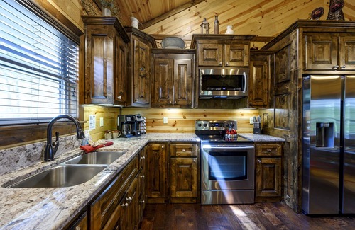 Octavia Cabin | Just the Two of Us River Front Luxury Cabin -Private/Romantic/Hot Tub