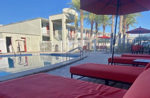 June Park House | Just What You're Looking For! 3 Serene Units, Free Breakfast & Parking, Pool