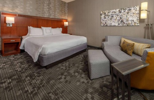 Newark Resort | Just What You Were Looking For! Onsite Pool, Free Parking, Pets Allowed