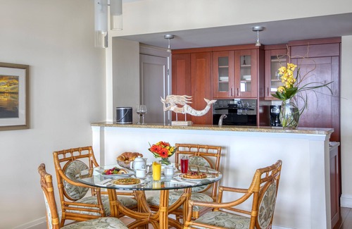 Paget Hotel | Just What You Were Looking For! 2 Classy Units, Outdoor Pool, FREE Parking!