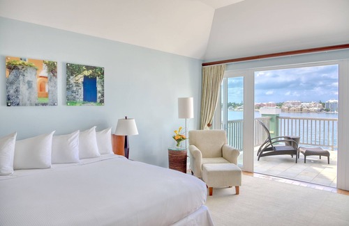 Paget Hotel | Just What You Were Looking For! 2 Classy Units, Outdoor Pool, FREE Parking!