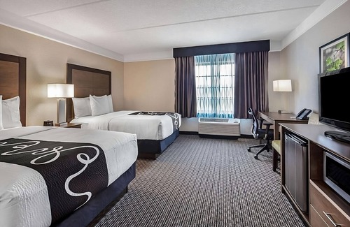 Doral Hotel | Just What You Were Looking For! 2 Relaxing Units, Free Parking, Pools