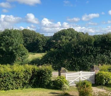 Saint-Nicolas-de-Sommaire Bed & Breakfast | Juste le bruit des fleurs