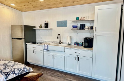 Goreville Apartment | Justice- Book 1, 2 or 3 Cabins. Pet Friendly for a fee. Lake View