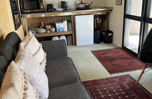 Tawharanui Apartment | Kākā Ridge Retreat Bush Hideaway