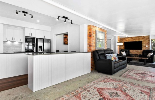 Point Vernon House | K Gari Dreaming 5 Bedroom Holiday Home
