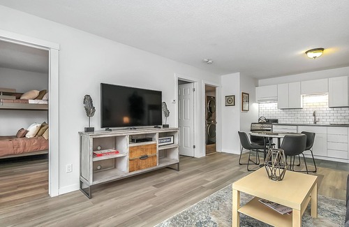 Collingwood Condo | K's Cozy Condo -Mins. to Beach, Trails, Shops, Ski