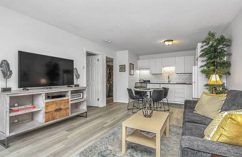 Collingwood Condo | K's Cozy Condo -Mins. to Beach, Trails, Shops, Ski