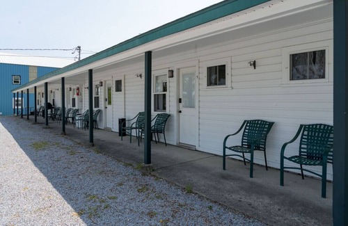 Clayton Apartment | K's Motel with Stunning St. Lawrence River Views - Room 5