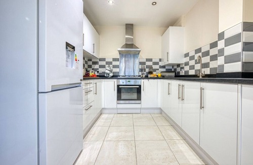 Yardley House | K Suites - Central 3 bed House w/free parking and Wi-Fi