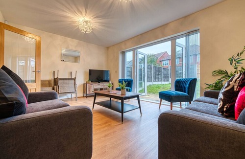 Yardley House | K Suites - Central 3 bed House w/free parking and Wi-Fi
