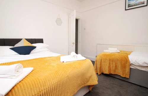 Easton Apartment | K Suites - Central 4 bed Apt w/ FREE parking