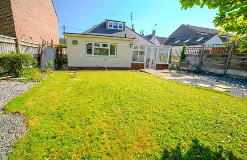 Swindon House | K Suites - Cozy Rural 3 bed House w/free parking
