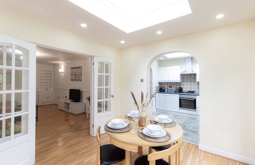 Cradley House | K Suites - Lovely 5-Bed Bungalow w/Garden View