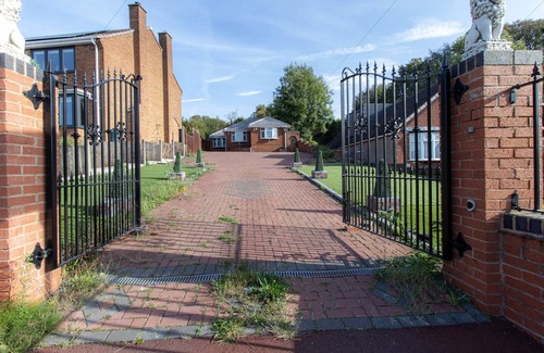 Cradley House | K Suites - Lovely 5-Bed Bungalow w/Garden View
