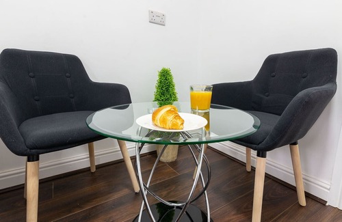 Stirchley Apartment | K Suites - Modern Central 2 bed Flat w/Free WIFI