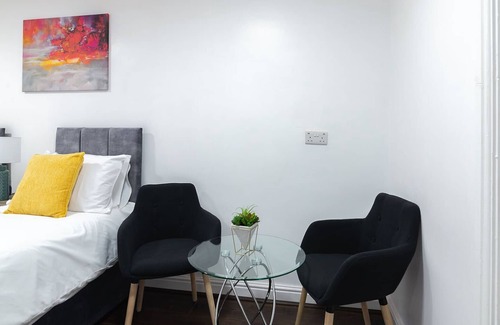 Stirchley Apartment | K Suites - Modern Central 2 bed Flat w/Free WIFI